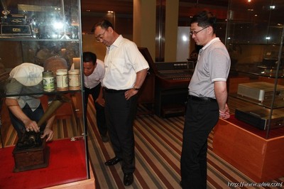 中國(guó)五金制品協(xié)會(huì)張東立理事長(zhǎng)與國(guó)家日用五金技術(shù)開發(fā)中心楊主任蒞臨陽江十八子集團(tuán)考察調(diào)研