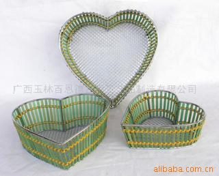 鐵線制品;藤籃;竹籃;編織品;酒架;刀叉籃;多層儲物架;儲物籃;水草籃;面包籃;洗衣籃;儲物架;_家用竹、木制品 家用竹、木制品 _中國 廣西 玉林市 85 MIN ZHU ROAD, SOUTH,GUANGXI,CHINA_廣西玉林百恩德日用工藝品制造_
